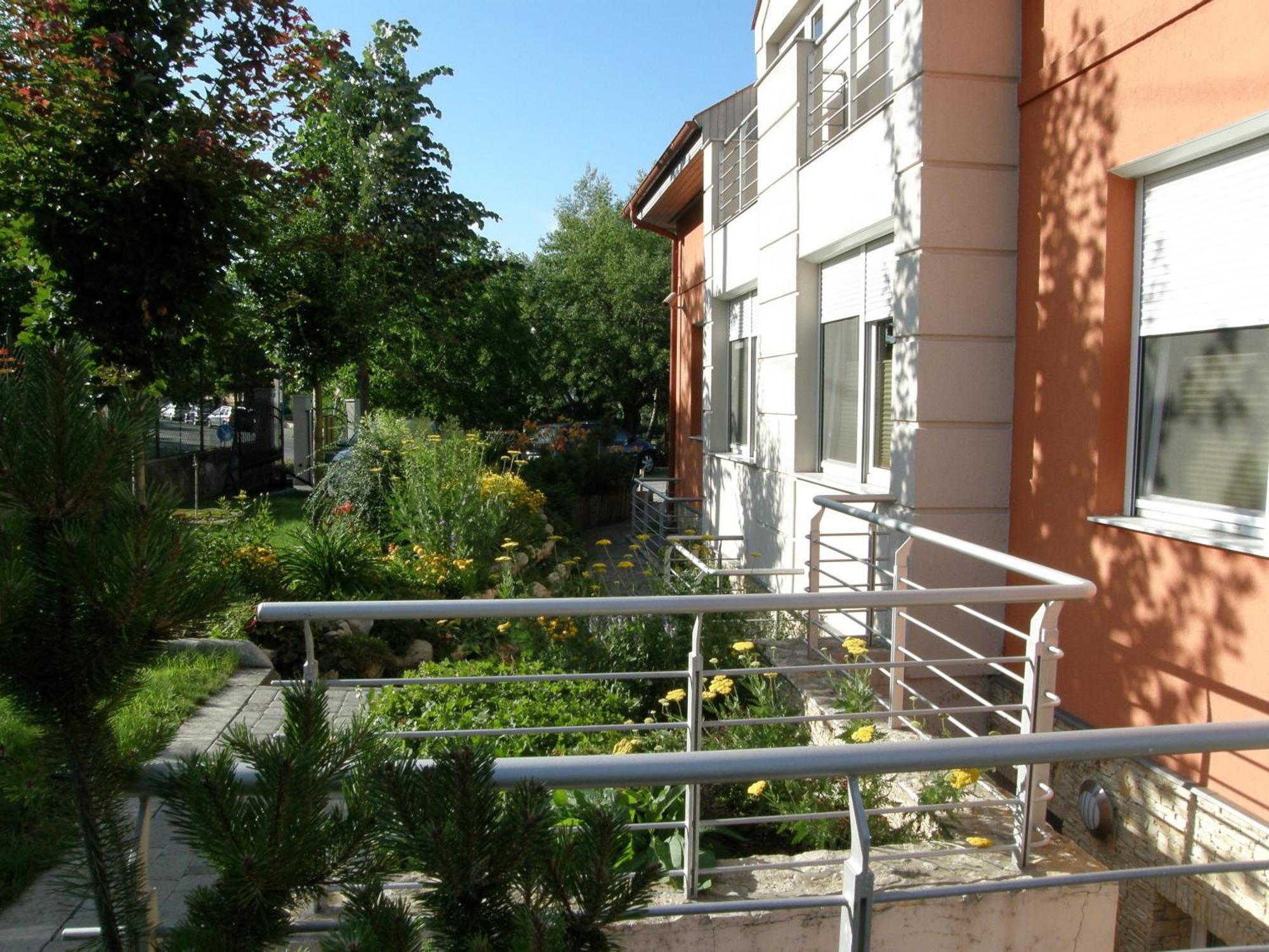 Promedicum Panzio Hotel Veszprem Exterior photo